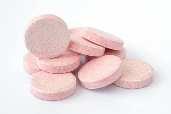 Heap van oplosbare Bruis vitamine tabletten op een witte achtergrond — Stockfoto
