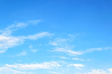 Beyaz yarı saydam cirrus ve stratus bulutları mavi gökyüzünde yüksek