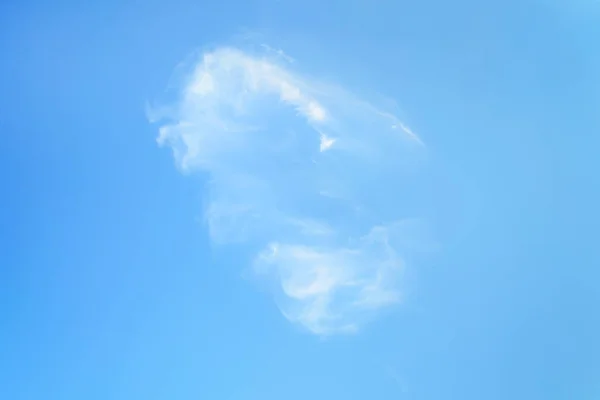 Einzelne weiße, durchscheinende Zirruswolke hoch am blauen Himmel — Stockfoto