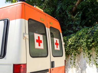 Pencerelerin kırmızı haç ile sabit beyaz Ambulans arabası