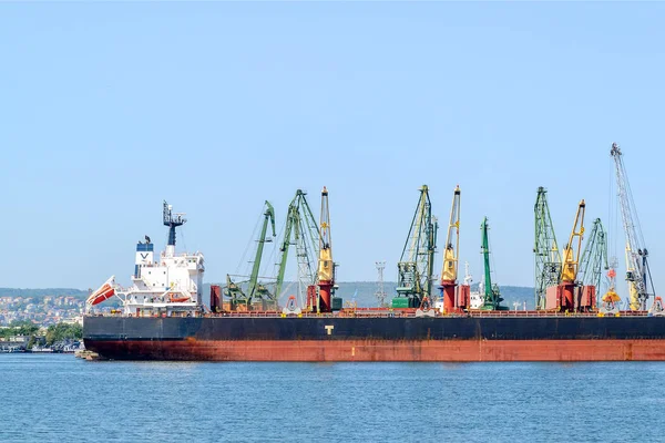 Gran buque de carga de mar rojo negro mientras estacionaba en el puerto . — Foto de Stock