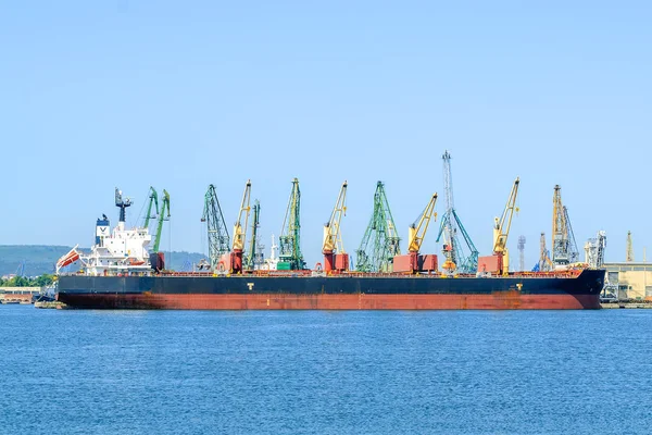 Gran buque de carga de mar negro rojo mientras estacionaba en el puerto . — Foto de Stock