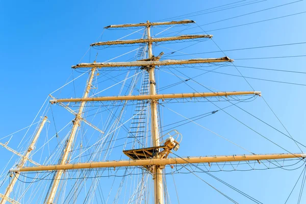 Bottom view of the mast, sail yards with the lowered sails and rigging — Stock Photo, Image