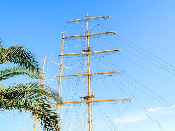 Bottom view of the mast, sail yards with the lowered sails and rigging — Stock Photo, Image