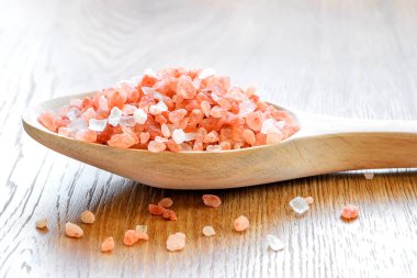 Pembe himalaya tuzu büyük kristalleri ile Ahşap kaşık.