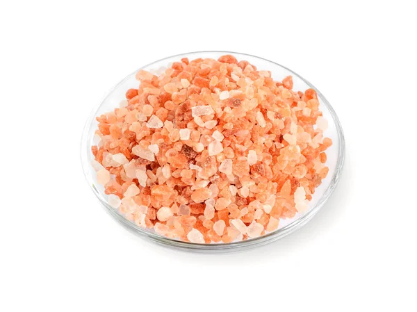 Grandes cristais de sal rosa himalaia em um pires de vidro isolado — Fotografia de Stock