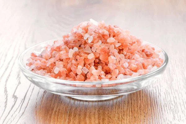 Große Kristalle aus rosa Himalaya-Salz in einer Glasuntertasse — Stockfoto