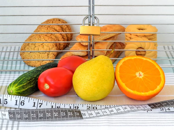 Des cookies dans la cage. Manger sainement et interdire le concept de malbouffe . — Photo