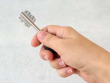Anahtarlı kadın eli. Beyaz kadın eli kapıyı açmak üzere