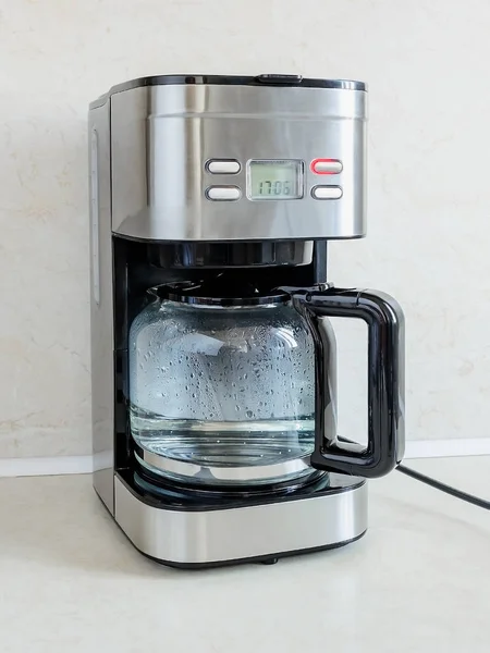 Die erste Verwendung von tropfenförmigen Kaffeemaschine sollte nur mit Wasser sein — Stockfoto