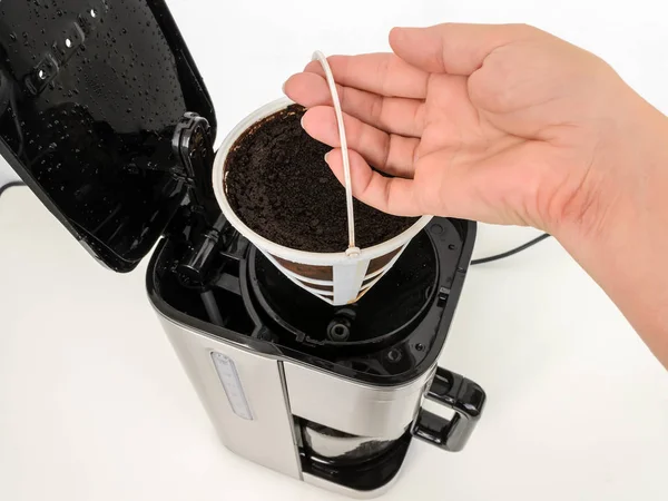Женская рука удаляет сетчатый фильтр корзины полный использованного кофе земли — стоковое фото