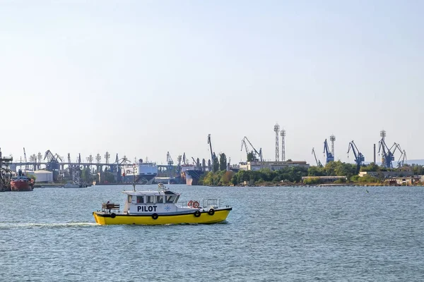Pequeño barco piloto amarillo que se mueve en una zona acuática del puerto marítimo — Foto de Stock