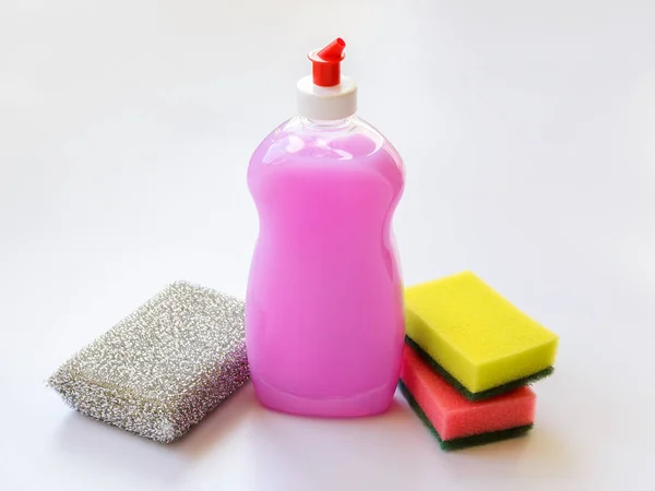 粉红色或丁香洗碗液和多色泡沫海绵 — 图库照片