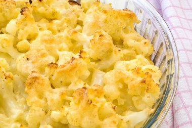 Peynirli ve çırpılmış yumurtalı taze karnabahar yakın plan.. 