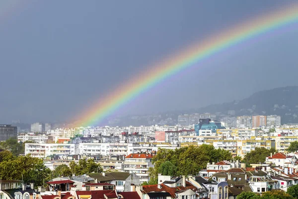 Primer plano del magnífico arco iris sobre la zona residencial de la ciudad . — Foto de Stock