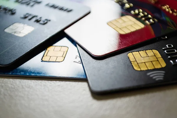 Weinig plastic creditcards met chips en contactloze betaaltechnologie — Stockfoto