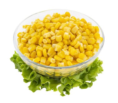 Cam kasede konserve mısır. Beyazda izole edilmiş.