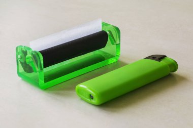 Yeşil ve yeşil yuvarlama makinesi ve her zaman yapılmış sigara