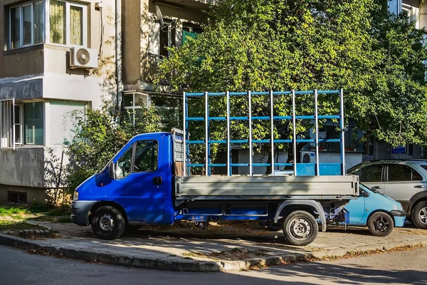 Στατικό ημι-φορτηγό με γυάλινη σχάρα για μεταφορά υαλοπίνακα — Φωτογραφία Αρχείου