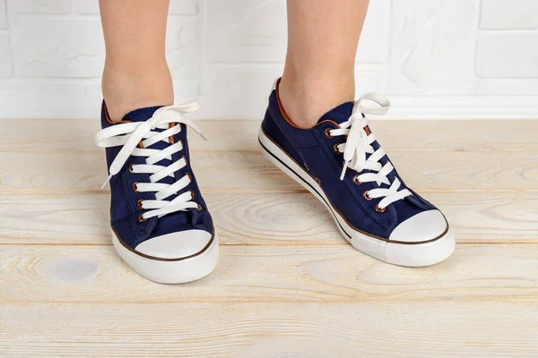 Женские Ноги Классических Туфлях Голубой Резинки Белыми Шнурками Стоя Ногах — стоковое фото