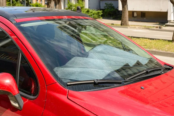 Foliensonnenblenden Überzogen Einem Sonnigen Sommertag Die Scheibe Eines Roten Autos — Stockfoto