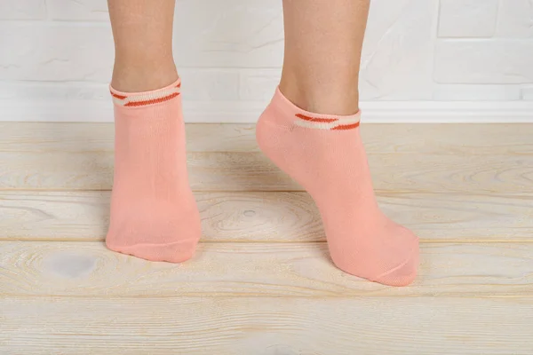 Женские Ноги Коротких Розовых Хлопковых Носках Стоящих Пальцах Ног Полу — стоковое фото