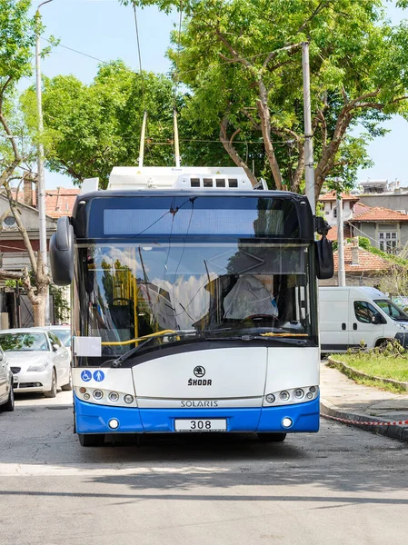 Varna Bulgária Junho 2020 Branco Azul Skoda Trolleybus Baseado Veículo — Fotografia de Stock