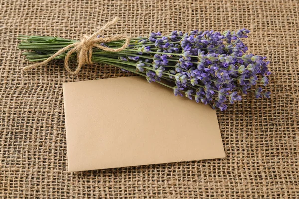 Vonící Kytice Čerstvě Kvetoucí Levandule Prázdného Listu Hnědého Papíru Jutovém — Stock fotografie