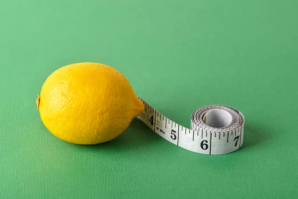 Ruban Mesurer Pouces Citron Jaune Mûr Sur Fond Vert Concept — Photo