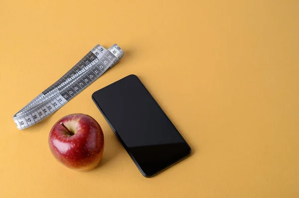 Ruban Mesurer Avec Centimètres Smartphone Pomme Rouge Mûre Sur Fond — Photo