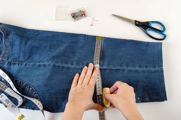 Las Manos Caucásicas Mujer Dibujando Una Línea Corte Doblado Medio — Foto de Stock