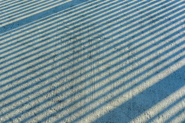 Gap Passo Ombre Diagonali Dalla Luce Solare Una Superficie Cemento — Foto Stock