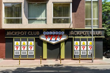 Varna, Bulgaristan, 16 Temmuz 2020. Jackpot Club girişinin ön görüntüsü. Kumarhane kapısının önünde pencereleri yerine işaret levhaları var. Güneşli bir günde.