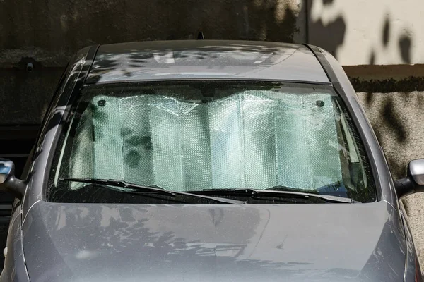 Las Cortinas Del Sol Hoja Debajo Del Parabrisas Coche Gris — Foto de Stock