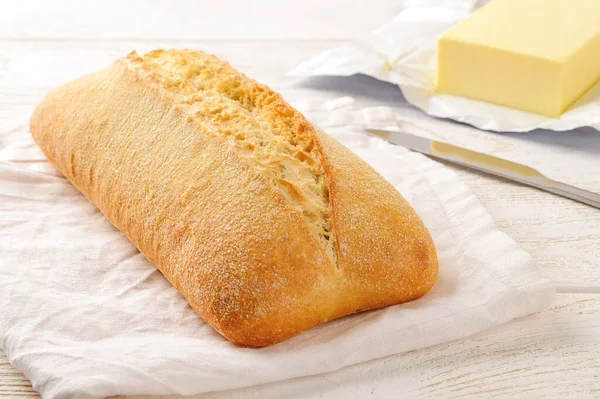 Celý Čerstvý Chutný Ciabatta Chléb Bílém Lněném Ubrousku Dřevěném Stole — Stock fotografie