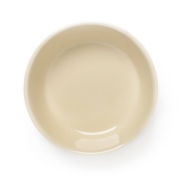 Beyaz arka planda boş bej seramik kase ya da ramekin izole edilmiş. Yiyecek tasarımı için boş çanak çömlek. Çamur, seramik ya da porselen sofra takımı. Üst görünüm.