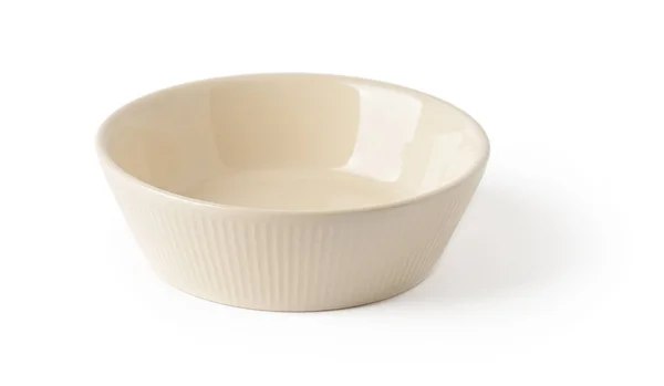 Beyaz arka planda boş bej seramik kase ya da ramekin izole edilmiş. Yiyecek tasarımı için boş çanak çömlek. Çamur, seramik ya da porselen sofra takımı. Ön görünüm.
