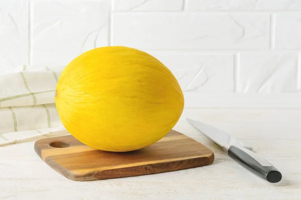 Melón Melón Maduro Amarillo Entero Sobre Una Tabla Madera Marrón — Foto de Stock