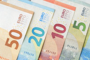 Avro kâğıdının farklı yüzdeki değeri. 5, 10, 20, 50, 100 avroluk banknotlar. Zenginlik, nakit tasarrufu, gelir ve gider hesapları. Üst görünüm.