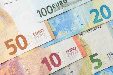 Avro banknotlarının arkaplan değeri farklı. 5, 10, 20, 50, 100 avroluk kağıt para. Zenginlik, nakit tasarrufu, gelir ve gider hesapları. Üst görünüm.