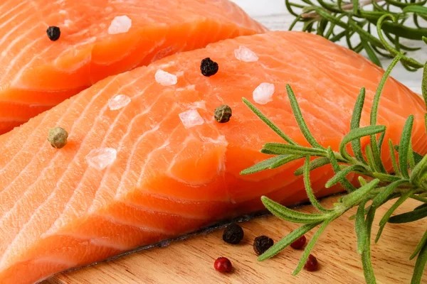 Primer Plano Dos Filetes Salmón Refrigerados Crudos Con Granos Pimienta —  Fotos de Stock