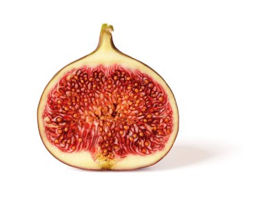 Beyaz arka planda izole edilmiş taze olgun incir meyvesinin yarısı. Tatlı meyveler ve meyveler. Vejetaryen, çiğ gıda diyeti ve sağlıklı beslenme. Yüksek çözünürlüklü. Ön görünüm. 