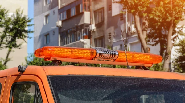 Lámpara Advertencia Naranja Una Pista Remolque Estacionada Una Calle Ciudad — Foto de Stock