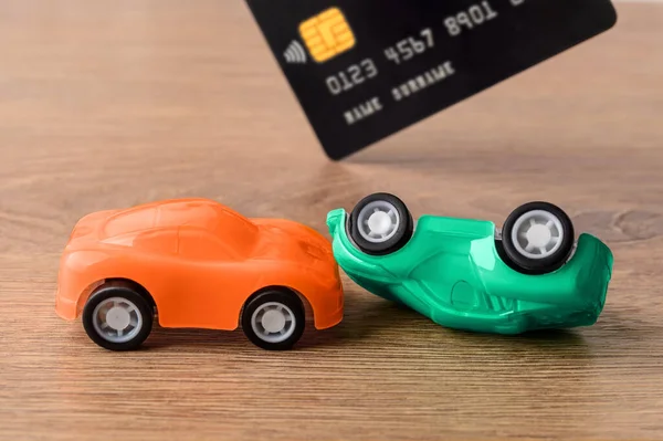 Oranje Groen Speelgoed Auto Verpletteren Ongeluk Creditcard Concept Van Auto — Stockfoto