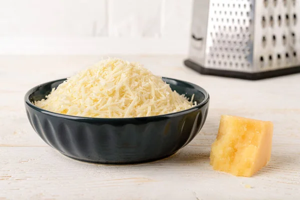 Parmesão Ralado Grana Padano Uma Tigela Cerâmica Pedaço Queijo Duro — Fotografia de Stock