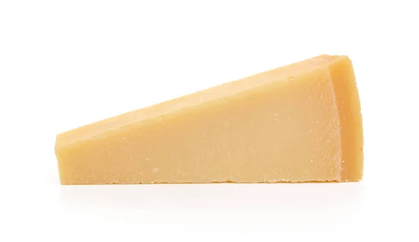 イタリアのハードチーズのウェッジグラナパダーノまたは白の背景に隔離されたパルメザン サンドイッチ サラダのためのおいしい成分 正面図 — ストック写真