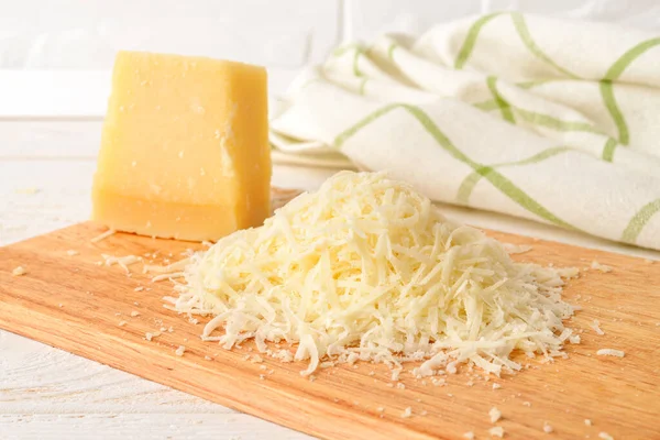 Σωρός Από Τριμμένο Ιταλικό Σκληρό Τυρί Grana Padano Parmesan Ξύλο — Φωτογραφία Αρχείου