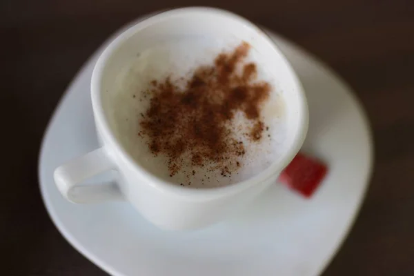 Secangkir Cappuccino Dalam Cangkir Putih Piring Putih — Stok Foto