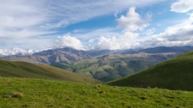 Yapı hareketleri bulutlar. Kabarık kabarık beyaz bulutlar gökyüzü zaman atlaması. Yavaş hareket eden bulutlar. B Roll Görüntü Bulutlu zaman çizelgesi bulutlu. Görüntüler doğanın 4k 'sini gösteriyor. arka plan Hıristiyan kavramı.