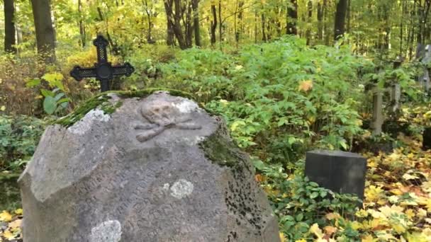 Alte Grabsteine auf Friedhof — Stockvideo